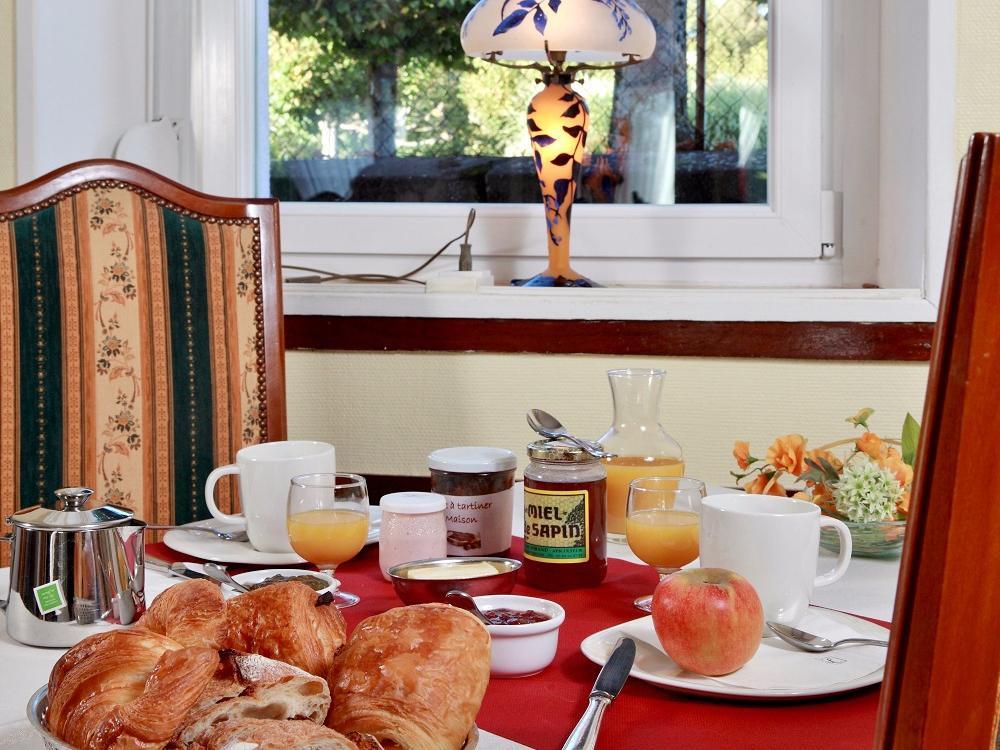 Logis Hotel & Restaurant Des Lacs Celles-sur-Plaine Bagian luar foto