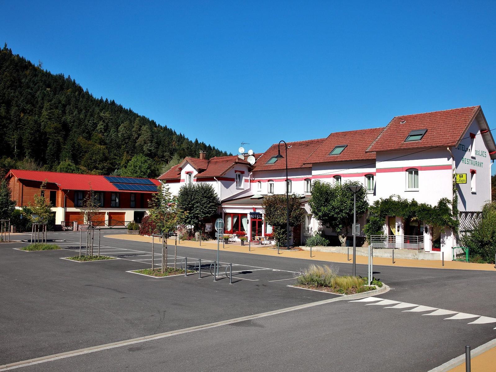 Logis Hotel & Restaurant Des Lacs Celles-sur-Plaine Bagian luar foto