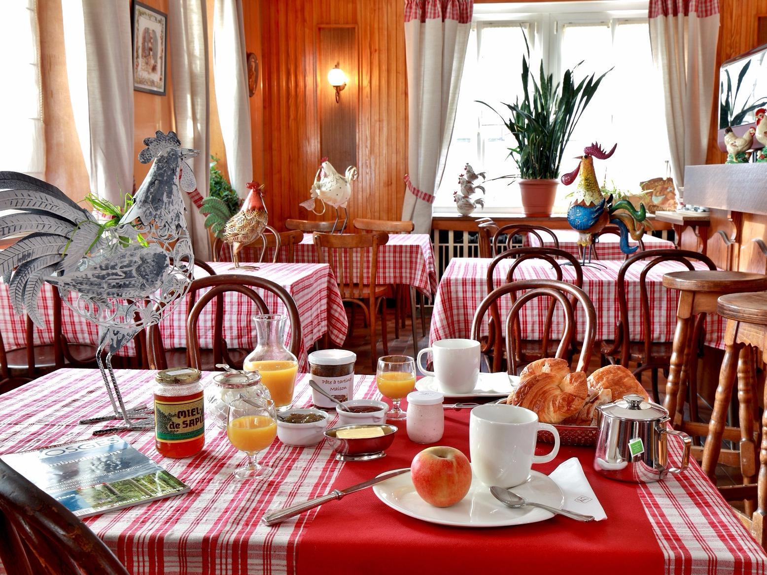 Logis Hotel & Restaurant Des Lacs Celles-sur-Plaine Bagian luar foto
