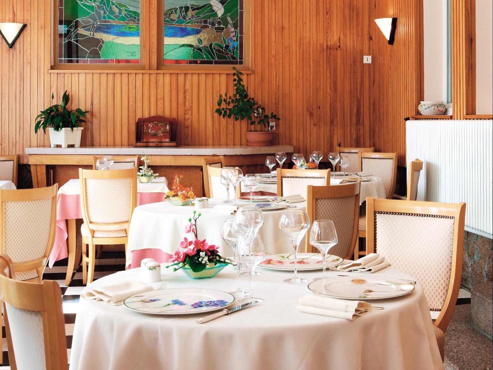 Logis Hotel & Restaurant Des Lacs Celles-sur-Plaine Bagian luar foto