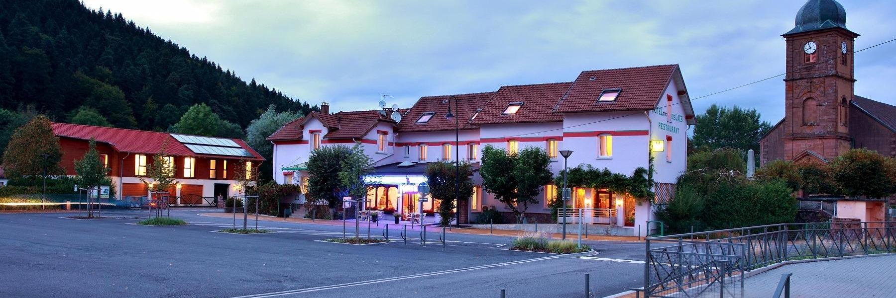 Logis Hotel & Restaurant Des Lacs Celles-sur-Plaine Bagian luar foto
