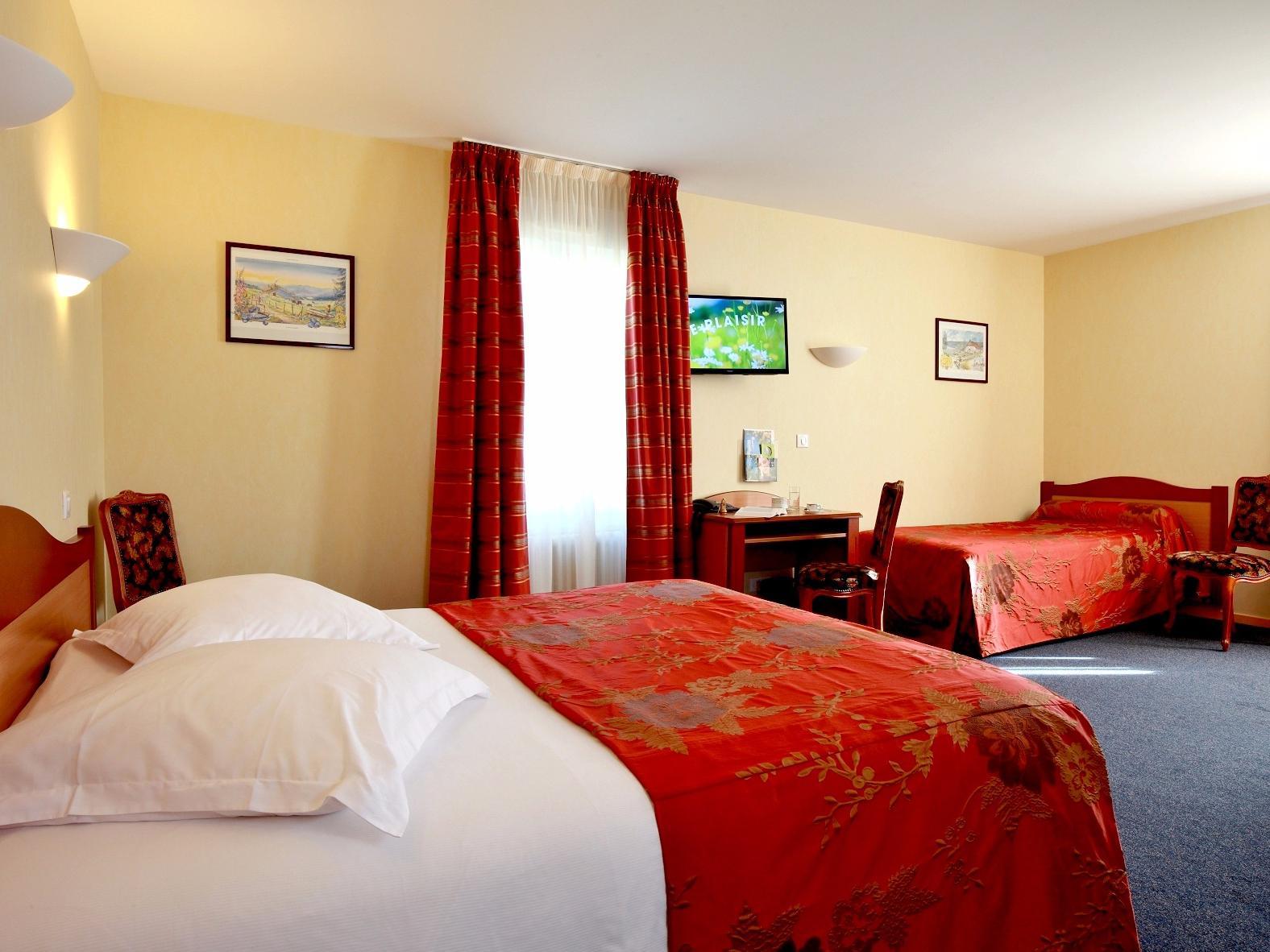 Logis Hotel & Restaurant Des Lacs Celles-sur-Plaine Bagian luar foto