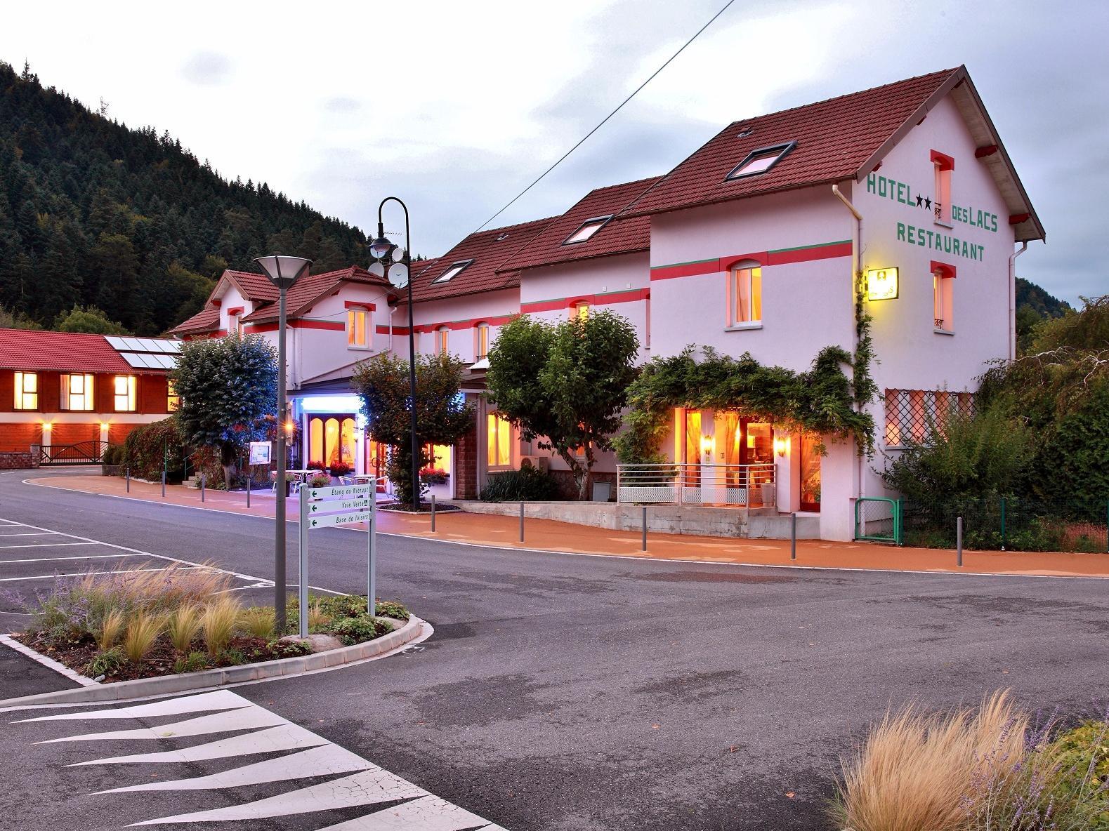 Logis Hotel & Restaurant Des Lacs Celles-sur-Plaine Bagian luar foto