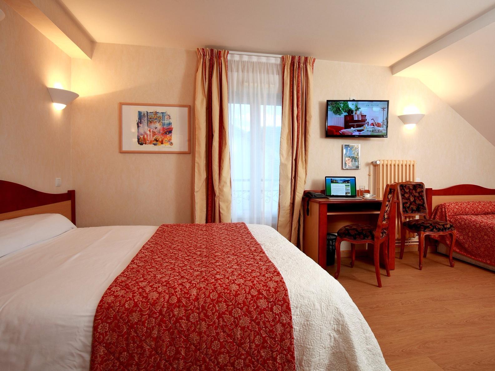 Logis Hotel & Restaurant Des Lacs Celles-sur-Plaine Bagian luar foto