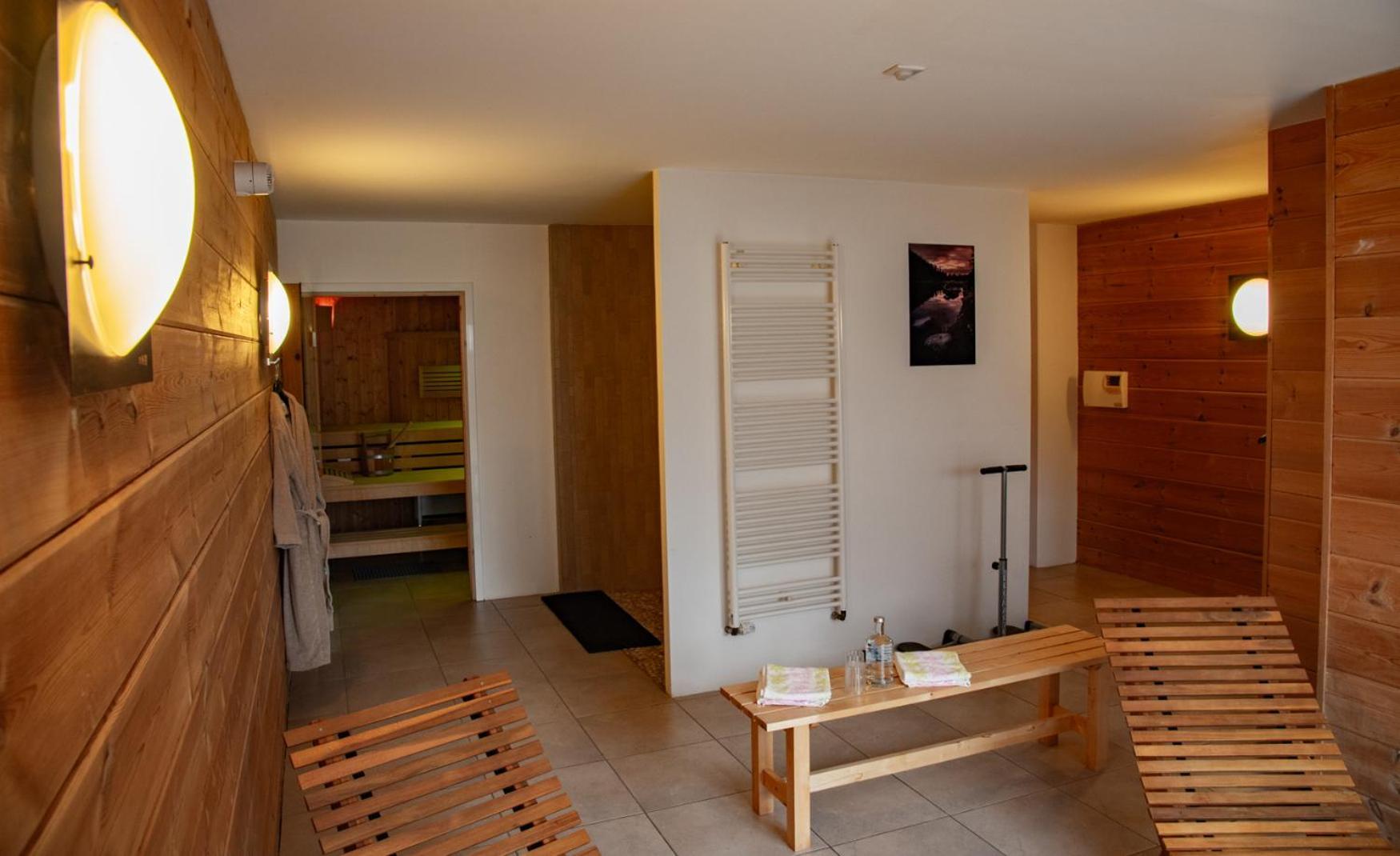 Logis Hotel & Restaurant Des Lacs Celles-sur-Plaine Bagian luar foto