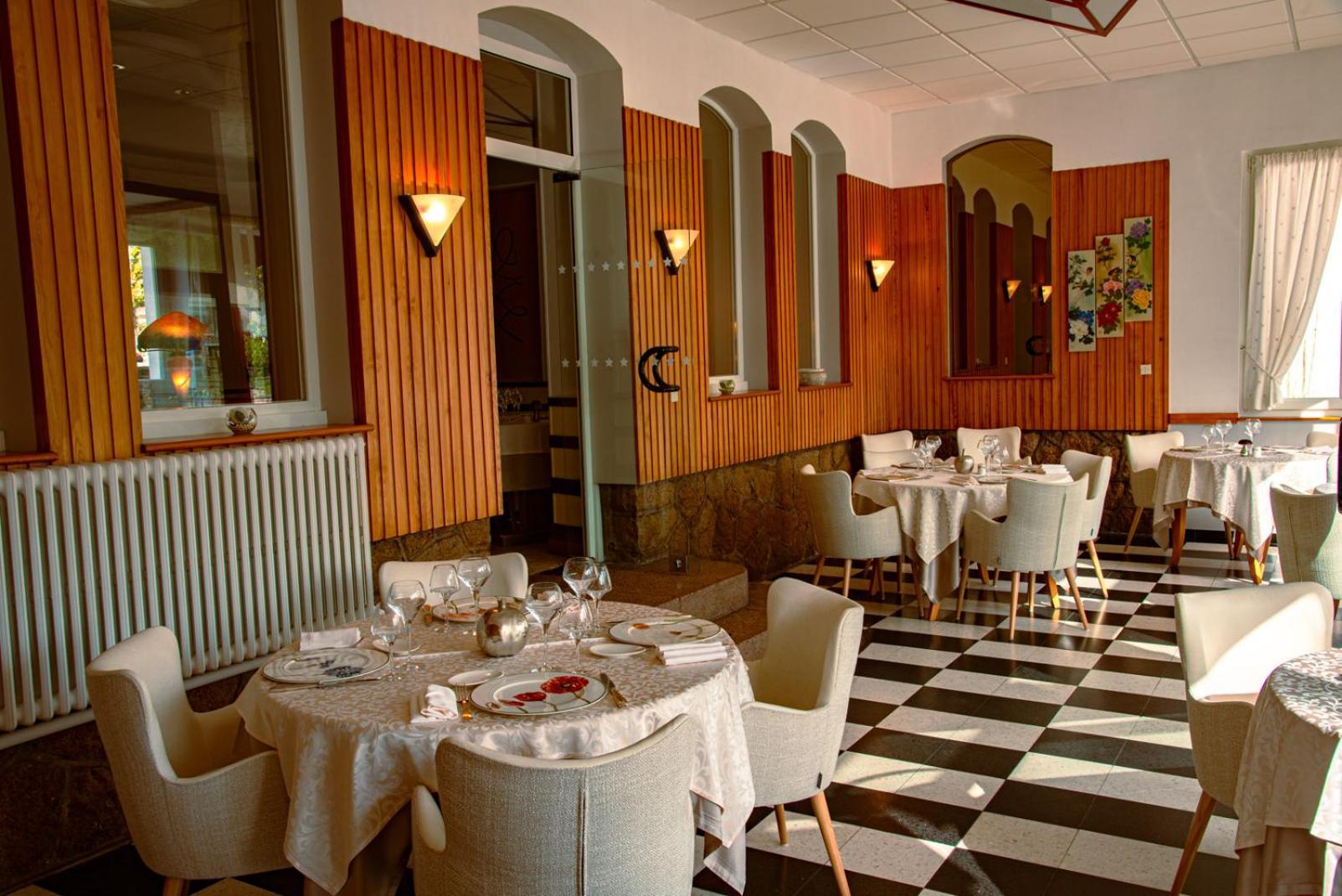 Logis Hotel & Restaurant Des Lacs Celles-sur-Plaine Bagian luar foto