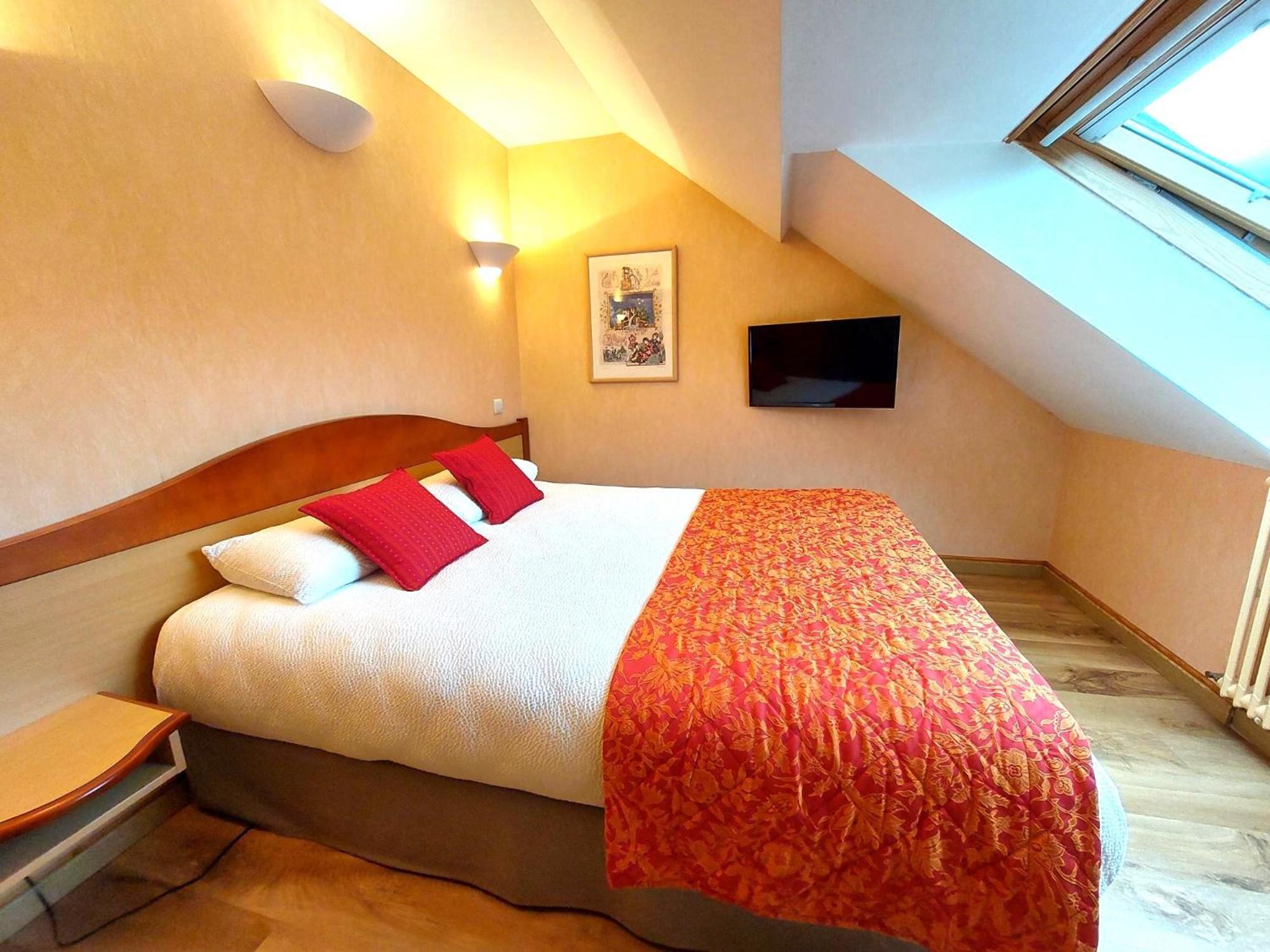 Logis Hotel & Restaurant Des Lacs Celles-sur-Plaine Bagian luar foto
