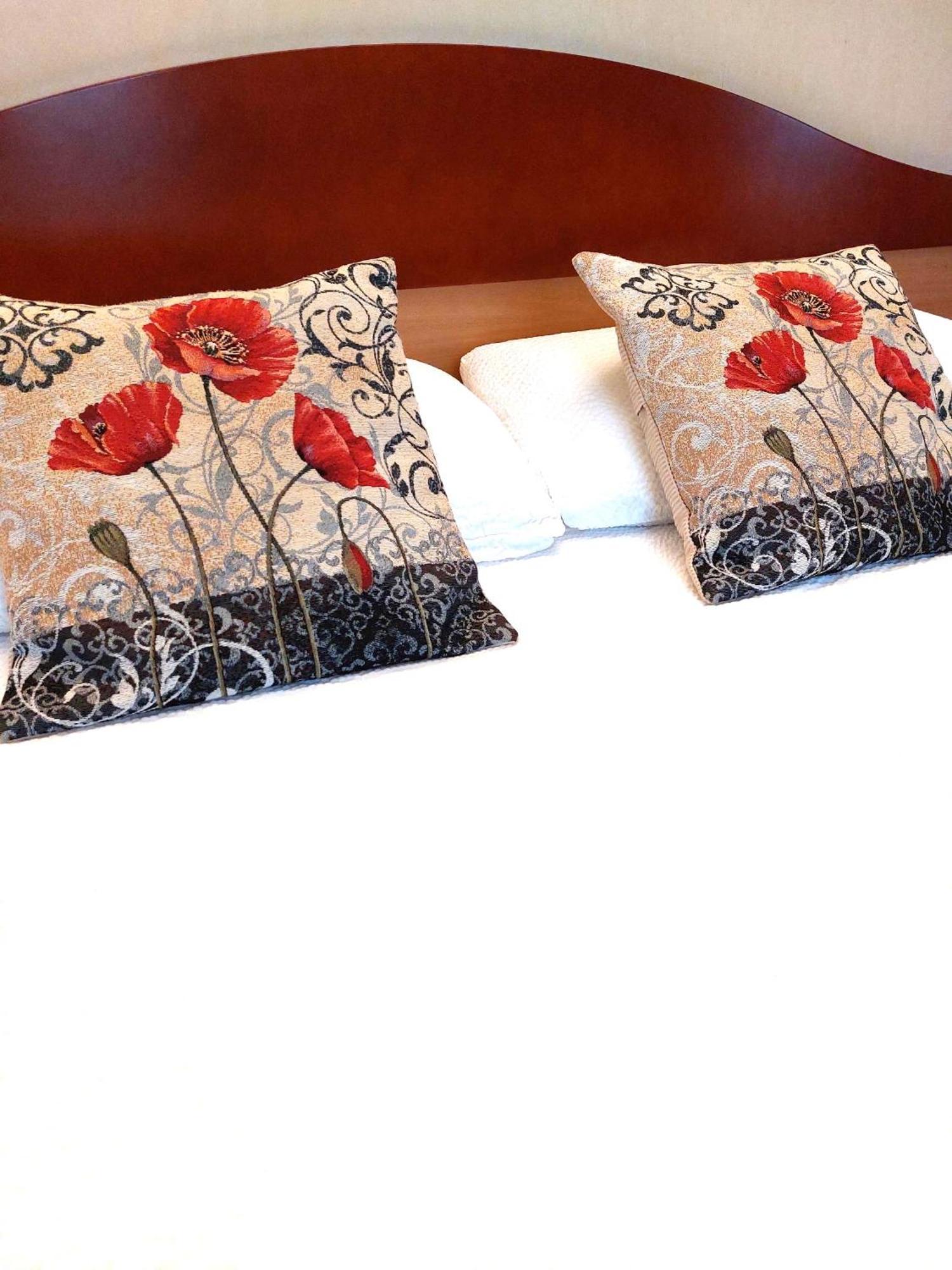 Logis Hotel & Restaurant Des Lacs Celles-sur-Plaine Bagian luar foto