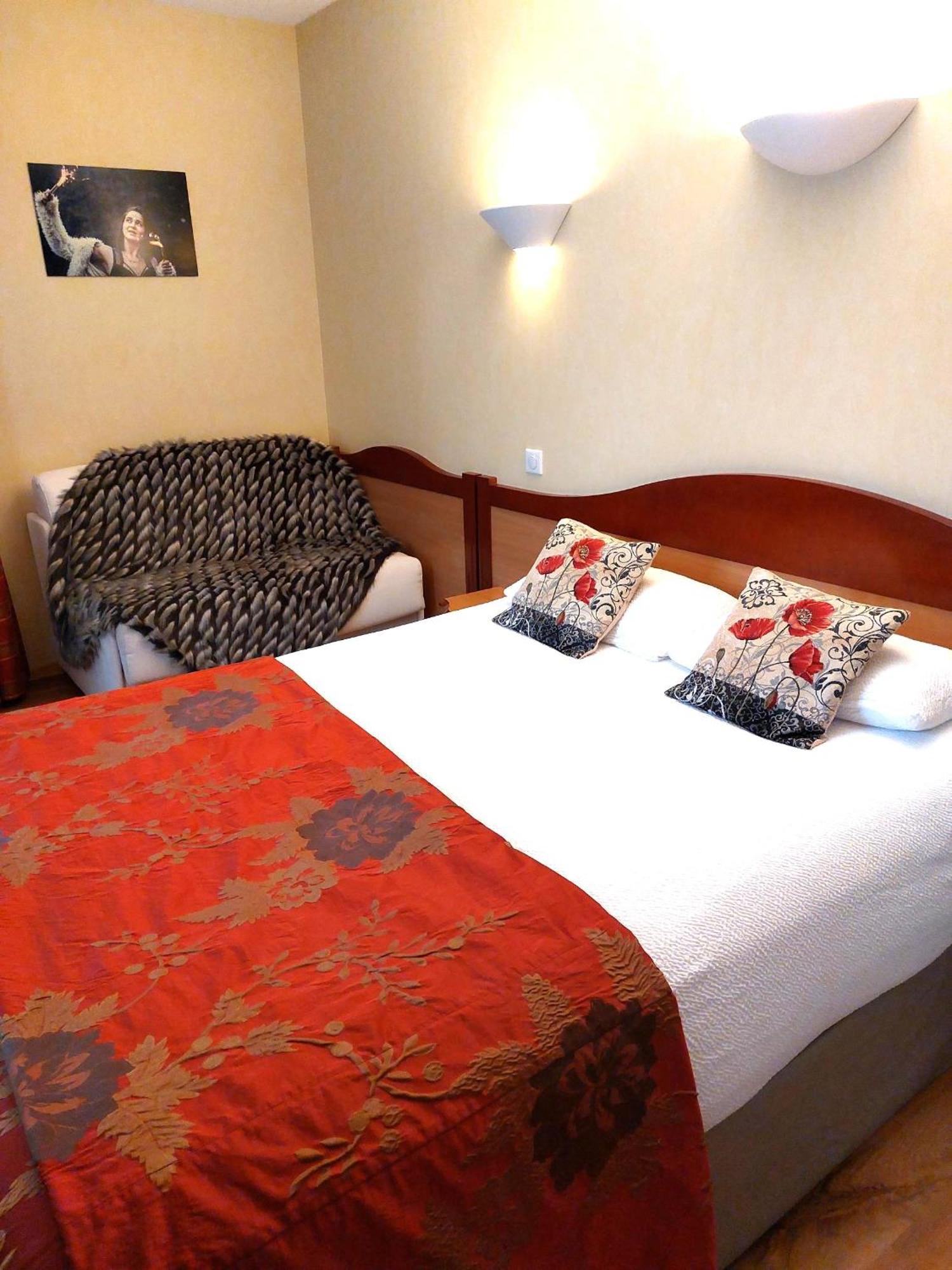 Logis Hotel & Restaurant Des Lacs Celles-sur-Plaine Bagian luar foto