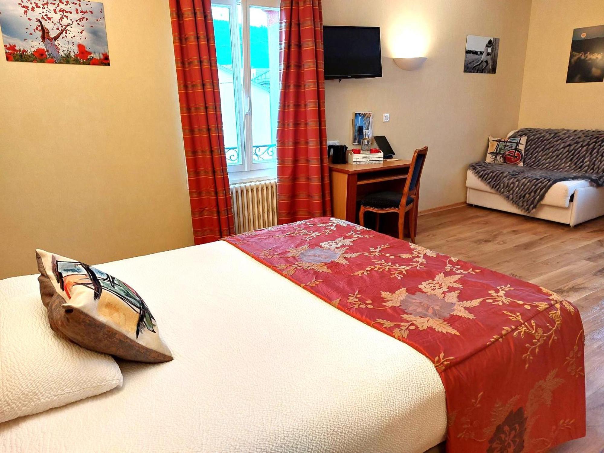 Logis Hotel & Restaurant Des Lacs Celles-sur-Plaine Bagian luar foto