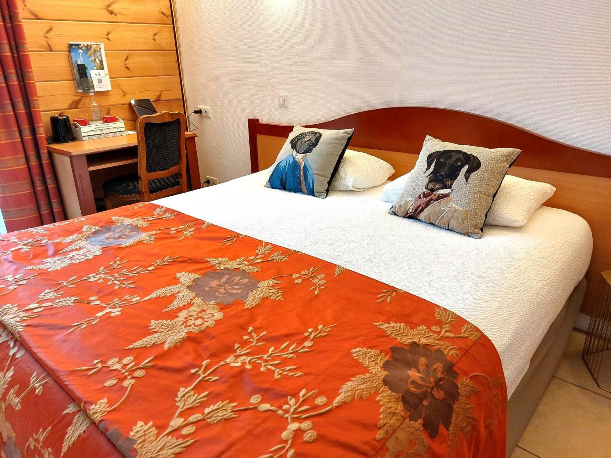 Logis Hotel & Restaurant Des Lacs Celles-sur-Plaine Bagian luar foto