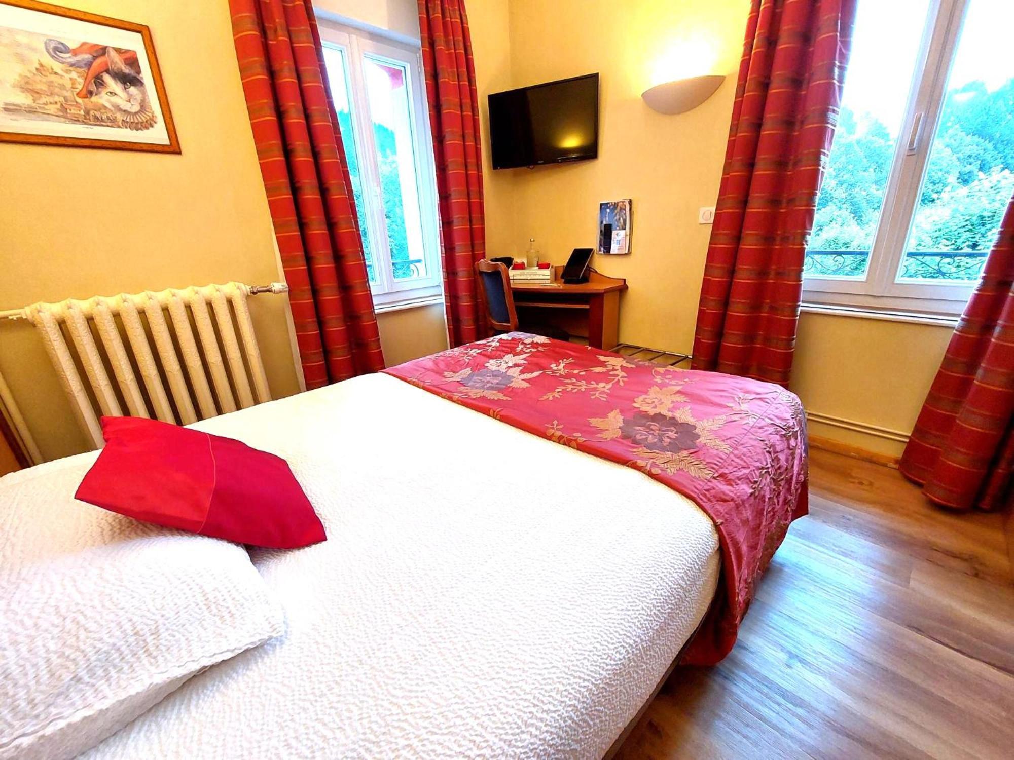 Logis Hotel & Restaurant Des Lacs Celles-sur-Plaine Bagian luar foto
