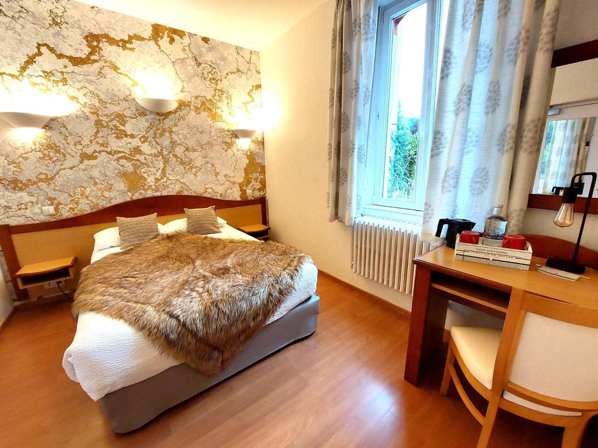 Logis Hotel & Restaurant Des Lacs Celles-sur-Plaine Bagian luar foto