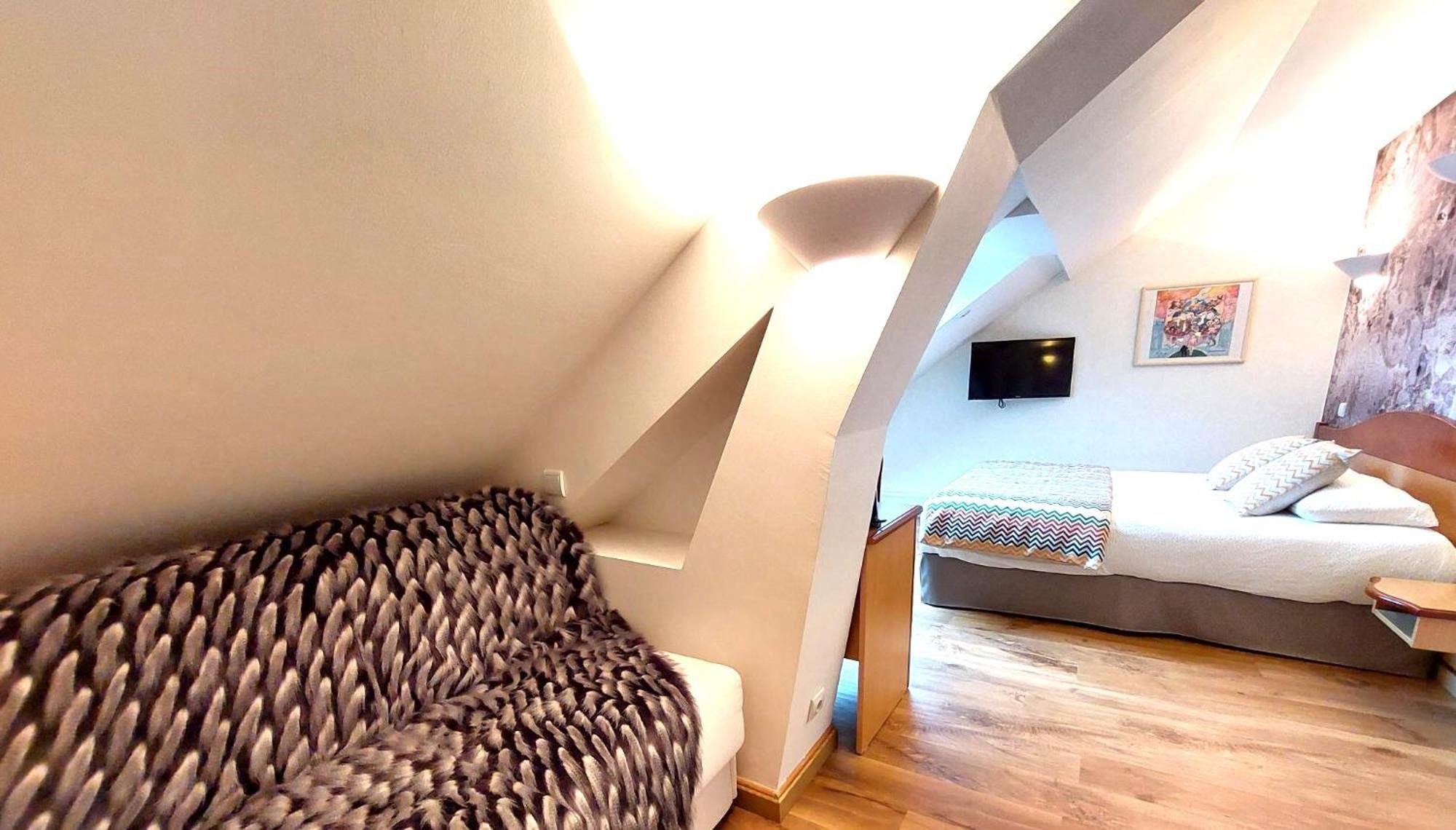 Logis Hotel & Restaurant Des Lacs Celles-sur-Plaine Bagian luar foto